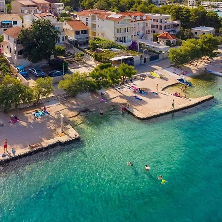 Jelena - Beachfront 2 Bedroom Family דירה *