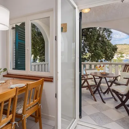 Jelena - Beachfront 2 Bedroom Family דירה רוגוזניצה