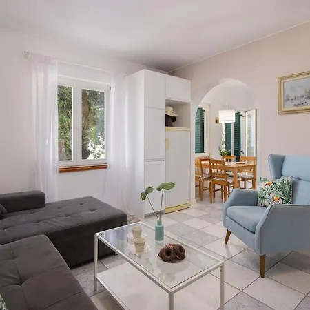 Jelena - Beachfront 2 Bedroom Family דירה