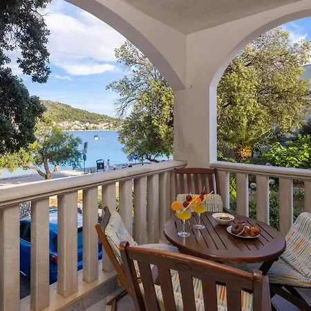 Jelena - Beachfront 2 Bedroom Family * רוגוזניצה