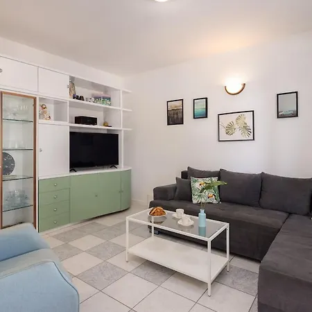 דירה Jelena - Beachfront 2 Bedroom Family *