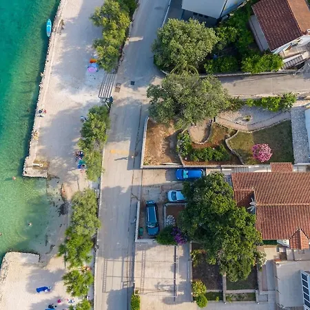 Jelena - Beachfront 2 Bedroom Family דירה