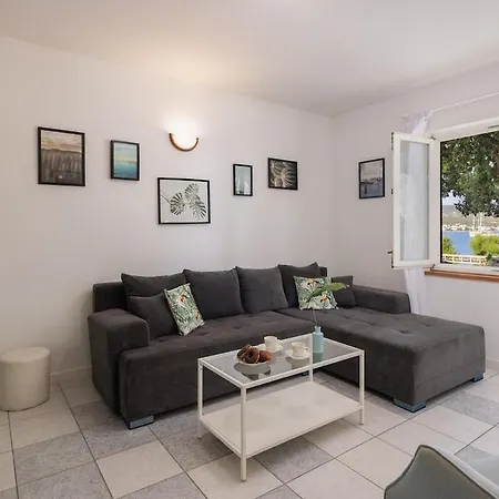 Jelena - Beachfront 2 Bedroom Family דירה *