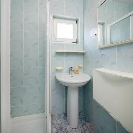 Jelena - Beachfront 2 Bedroom Family *