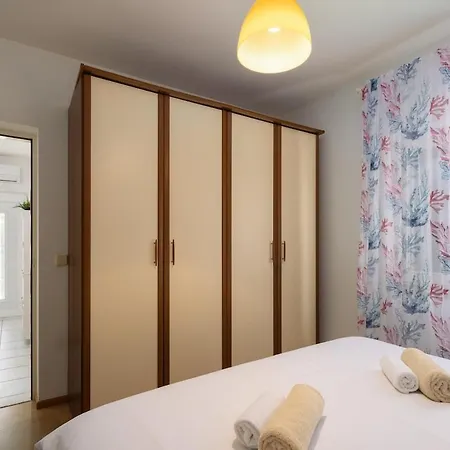 Jelena - Beachfront 2 Bedroom Family רוגוזניצה