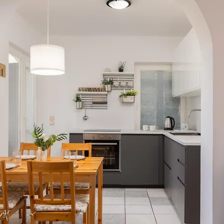 Jelena - Beachfront 2 Bedroom Family דירה