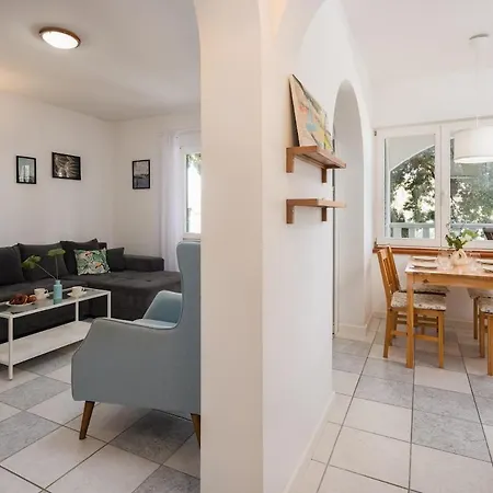 Jelena - Beachfront 2 Bedroom Family רוגוזניצה