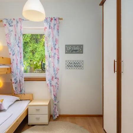 Jelena - Beachfront 2 Bedroom Family * רוגוזניצה